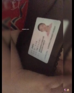 曝光流出！网调饥渴少妇变态狗奴手持身份证 舔便池喝厕水含拖鞋掌脸毫无下限 自慰母狗撒尿 截图12
