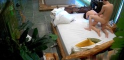 《黑客破解》小哥酒店约炮极品身材的女友 玩69啪啪一炮干了30分钟精力还是不错 截图12
