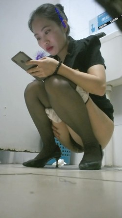 大型购物中心内部女厕偷拍 多位黑丝美女店员的各种极品美鲍鱼 截图8