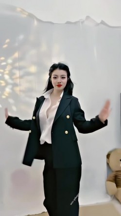 青春无敌，抖音风艺校美少女【杨晓花】定制福利，露脸露点，各种热门BGM裸舞 截图2
