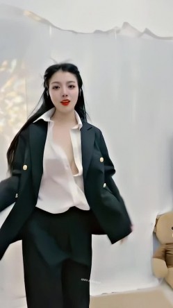 青春无敌，抖音风艺校美少女【杨晓花】定制福利，露脸露点，各种热门BGM裸舞 截图3