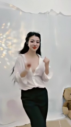 青春无敌，抖音风艺校美少女【杨晓花】定制福利，露脸露点，各种热门BGM裸舞 截图11