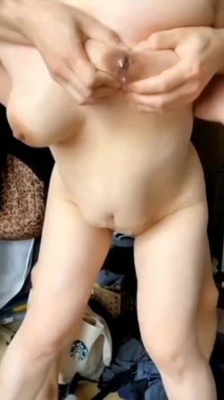 哺乳期大奶熟女 在家被野男人撅着屁屁被后入 一边猛怼一边握着双乳挤奶 截图1