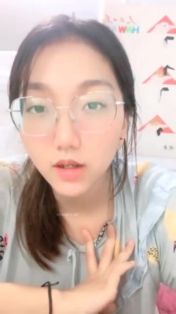正宗大学生，【小野猫555】，暑假健身房洗澡~宿舍流白浆，旁边人来人往，玩得就是这份心跳刺激 截图1