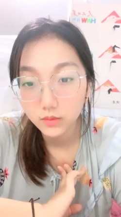 正宗大学生，【小野猫555】，暑假健身房洗澡~宿舍流白浆，旁边人来人往，玩得就是这份心跳刺激 截图2