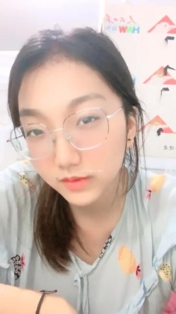 正宗大学生，【小野猫555】，暑假健身房洗澡~宿舍流白浆，旁边人来人往，玩得就是这份心跳刺激 截图3
