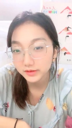 正宗大学生，【小野猫555】，暑假健身房洗澡~宿舍流白浆，旁边人来人往，玩得就是这份心跳刺激 截图4