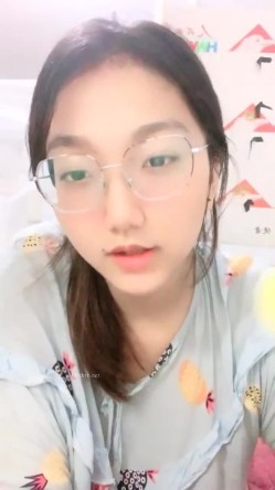 正宗大学生，【小野猫555】，暑假健身房洗澡~宿舍流白浆，旁边人来人往，玩得就是这份心跳刺激 截图5