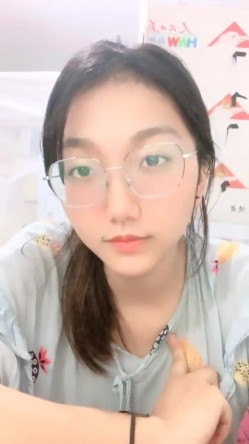 正宗大学生，【小野猫555】，暑假健身房洗澡~宿舍流白浆，旁边人来人往，玩得就是这份心跳刺激 截图6