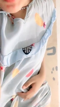 正宗大学生，【小野猫555】，暑假健身房洗澡~宿舍流白浆，旁边人来人往，玩得就是这份心跳刺激 截图7