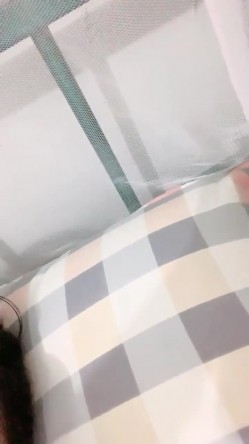 正宗大学生，【小野猫555】，暑假健身房洗澡~宿舍流白浆，旁边人来人往，玩得就是这份心跳刺激 截图9
