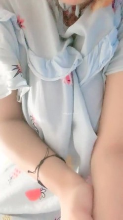 正宗大学生，【小野猫555】，暑假健身房洗澡~宿舍流白浆，旁边人来人往，玩得就是这份心跳刺激 截图10