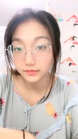 正宗大学生，【小野猫555】，暑假健身房洗澡~宿舍流白浆，旁边人来人往，玩得就是这份心跳刺激 截图12