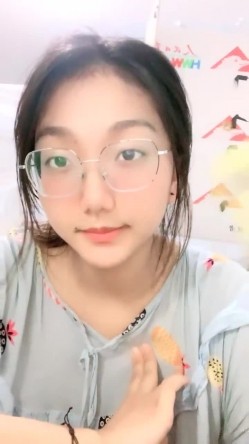 正宗大学生，【小野猫555】，暑假健身房洗澡~宿舍流白浆，旁边人来人往，玩得就是这份心跳刺激 截图13