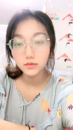 正宗大学生，【小野猫555】，暑假健身房洗澡~宿舍流白浆，旁边人来人往，玩得就是这份心跳刺激 截图14
