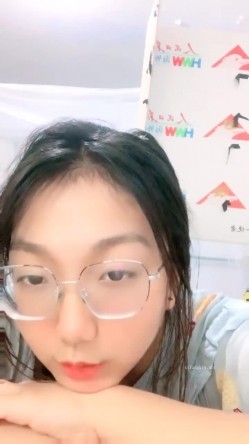 正宗大学生，【小野猫555】，暑假健身房洗澡~宿舍流白浆，旁边人来人往，玩得就是这份心跳刺激 截图15