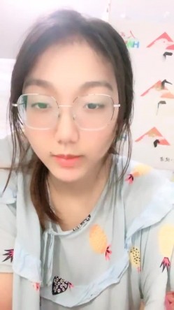 正宗大学生，【小野猫555】，暑假健身房洗澡~宿舍流白浆，旁边人来人往，玩得就是这份心跳刺激 截图16
