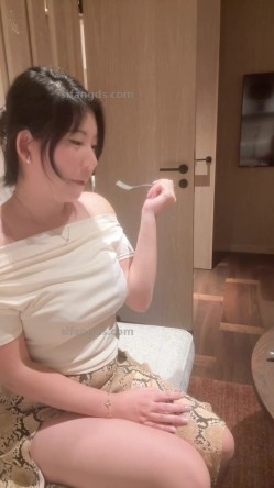 【抖音巨乳】李雅 最新双飞 老婆和情人一起服侍男主 一男两逼 共舔一鸡 无套后入  乳交内射 贵在真实 截图1