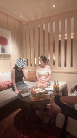 【抖音巨乳】李雅 最新双飞 老婆和情人一起服侍男主 一男两逼 共舔一鸡 无套后入  乳交内射 贵在真实 截图2