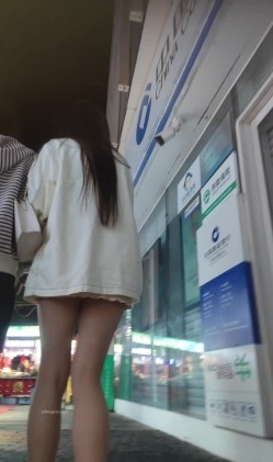 抄底【XLBCD】粉色超短裙小姐姐，灰色内裤白色蕾丝边 截图1