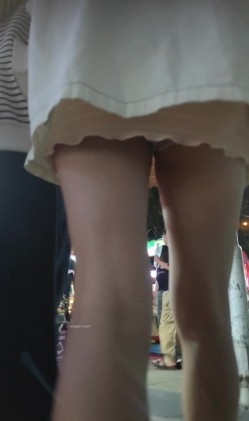 抄底【XLBCD】粉色超短裙小姐姐，灰色内裤白色蕾丝边 截图2