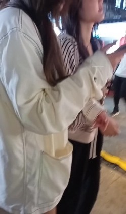 抄底【XLBCD】粉色超短裙小姐姐，灰色内裤白色蕾丝边 截图6