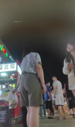 抄底【XLBCD】粉色超短裙小姐姐，灰色内裤白色蕾丝边 截图10