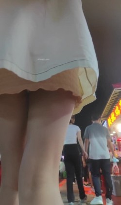 抄底【XLBCD】粉色超短裙小姐姐，灰色内裤白色蕾丝边 截图11