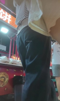 抄底【XLBCD】粉色超短裙小姐姐，灰色内裤白色蕾丝边 截图12
