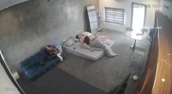 黑客破解家庭网络摄像头偷拍住毛坯房的年轻情侣疯狂做爱有时一天做爱几次 截图1