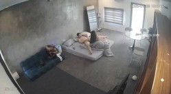 黑客破解家庭网络摄像头偷拍住毛坯房的年轻情侣疯狂做爱有时一天做爱几次 截图3