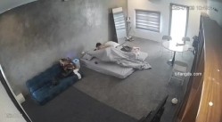 黑客破解家庭网络摄像头偷拍住毛坯房的年轻情侣疯狂做爱有时一天做爱几次 截图9