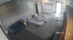 黑客破解家庭网络摄像头偷拍住毛坯房的年轻情侣疯狂做爱有时一天做爱几次 截图15
