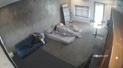 黑客破解家庭网络摄像头偷拍住毛坯房的年轻情侣疯狂做爱有时一天做爱几次 截图16