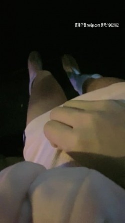 小骚货玩的真刺激，户外逼璃塞个跳弹勾引路边小哥哥，跑去肯德基的公共卫生间啪啪，口交大鸡巴捏着奶子爆草 截图1