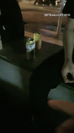 小骚货玩的真刺激，户外逼璃塞个跳弹勾引路边小哥哥，跑去肯德基的公共卫生间啪啪，口交大鸡巴捏着奶子爆草 截图2