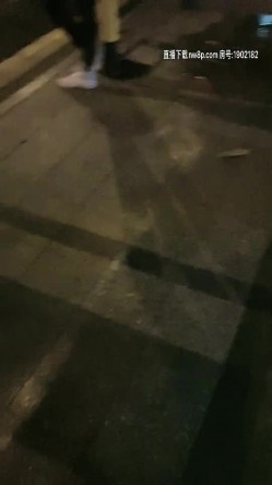 小骚货玩的真刺激，户外逼璃塞个跳弹勾引路边小哥哥，跑去肯德基的公共卫生间啪啪，口交大鸡巴捏着奶子爆草 截图3