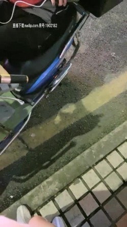 小骚货玩的真刺激，户外逼璃塞个跳弹勾引路边小哥哥，跑去肯德基的公共卫生间啪啪，口交大鸡巴捏着奶子爆草 截图4