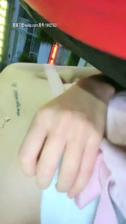 小骚货玩的真刺激，户外逼璃塞个跳弹勾引路边小哥哥，跑去肯德基的公共卫生间啪啪，口交大鸡巴捏着奶子爆草 截图7