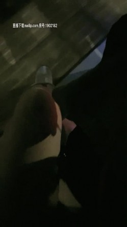小骚货玩的真刺激，户外逼璃塞个跳弹勾引路边小哥哥，跑去肯德基的公共卫生间啪啪，口交大鸡巴捏着奶子爆草 截图9