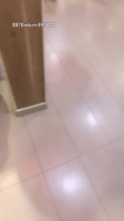 小骚货玩的真刺激，户外逼璃塞个跳弹勾引路边小哥哥，跑去肯德基的公共卫生间啪啪，口交大鸡巴捏着奶子爆草 截图10