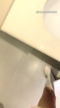 小骚货玩的真刺激，户外逼璃塞个跳弹勾引路边小哥哥，跑去肯德基的公共卫生间啪啪，口交大鸡巴捏着奶子爆草 截图15