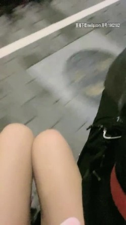 小骚货玩的真刺激，户外逼璃塞个跳弹勾引路边小哥哥，跑去肯德基的公共卫生间啪啪，口交大鸡巴捏着奶子爆草 截图16
