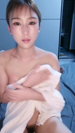超清纯制服模特身材诱惑长相甜美挑逗鸡巴打飞机女上位打桩，表情太享受 截图15