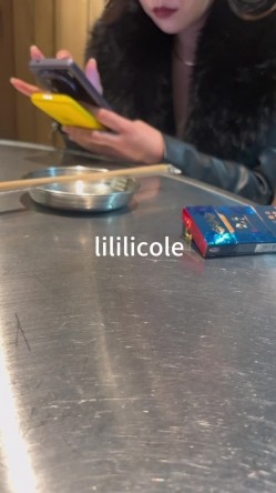 专泡良家大神『LILILICOLE』翘臀骚货一边穿着高跟黑丝一边女上摇摆，只需躺着据能享受全自动炮架服务 截图1