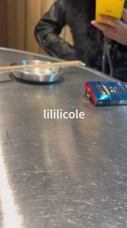 专泡良家大神『LILILICOLE』翘臀骚货一边穿着高跟黑丝一边女上摇摆，只需躺着据能享受全自动炮架服务 截图2