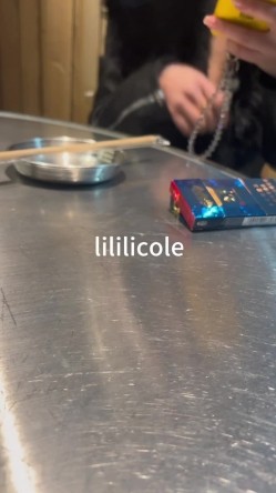 专泡良家大神『LILILICOLE』翘臀骚货一边穿着高跟黑丝一边女上摇摆，只需躺着据能享受全自动炮架服务 截图3