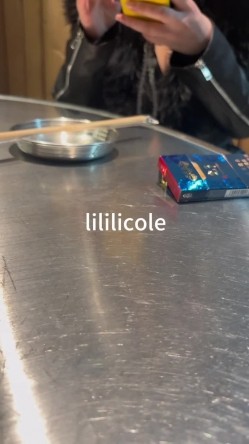 专泡良家大神『LILILICOLE』翘臀骚货一边穿着高跟黑丝一边女上摇摆，只需躺着据能享受全自动炮架服务 截图4