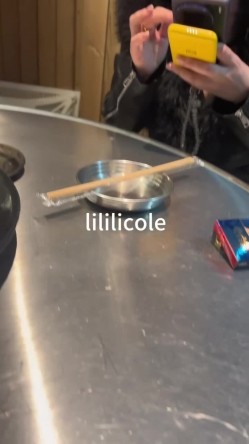 专泡良家大神『LILILICOLE』翘臀骚货一边穿着高跟黑丝一边女上摇摆，只需躺着据能享受全自动炮架服务 截图5
