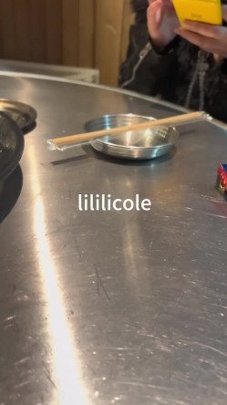 专泡良家大神『LILILICOLE』翘臀骚货一边穿着高跟黑丝一边女上摇摆，只需躺着据能享受全自动炮架服务 截图8